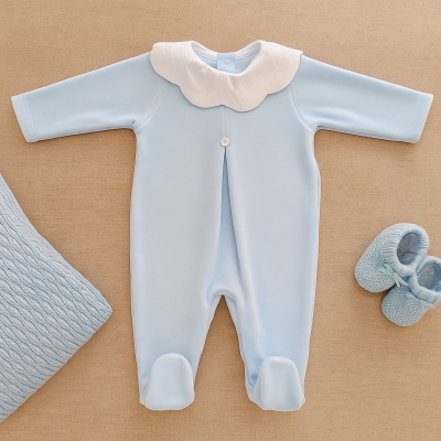 Macacão para bebé azul claro com gola branca, chinelos e manta azul clara