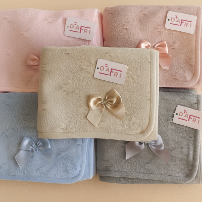 Mantas quadradas coloridas com laços e etiquetas 'DÂFRI'