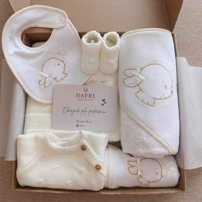 Conjunto para bebé creme com babete, sapatinhos, toalha e camisola com bordado de pássaro numa caixa