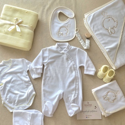 Conjunto roupa bebé branco com bordado pássaro e manta amarela com cartão DAFRI
