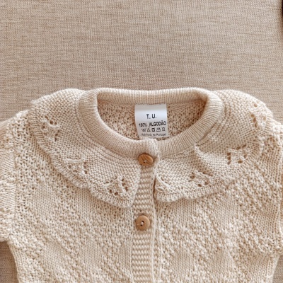 Camisola de malha bege tricotada para criança com golinha rendilhada e botões de madeira