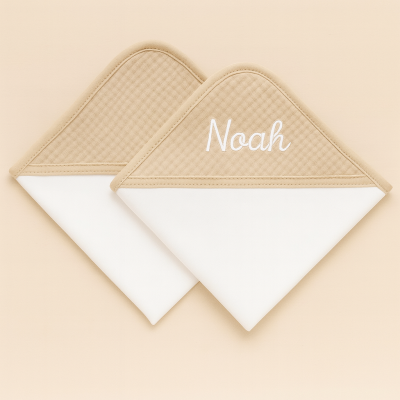 Dois panos de bebê brancos com capuz bege matelassado, um com o nome Noah