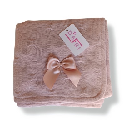 Manta de bebé rosa clara com laço de cetim e etiqueta D'AFRI