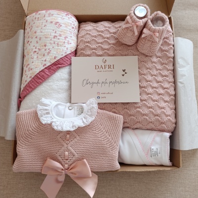 Caixa com produtos para bebé, manta, sapatinhos, body e manta com desenhos