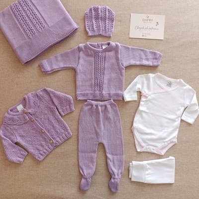 Conjunto roupa bebé lilás e branco com malha e body e cartão DAFRI