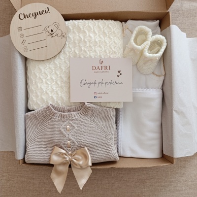 Pack de roupa e acessórios para bebé com manta branca, sapatinhos de lã, camisola com laço e cartão de agradecimento
