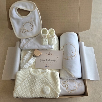 Conjunto creme para bebé com bordado de passarinho e laço em embalagem de cartão