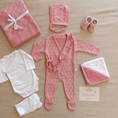 Conjunto de roupa de bebé rosa e branco com manta, sapatinhos, body, macacão em malha, bonnet e cartão de agradecimento