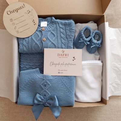 Caixa de presente para bebé com roupas e acessórios azuis e manta branca
