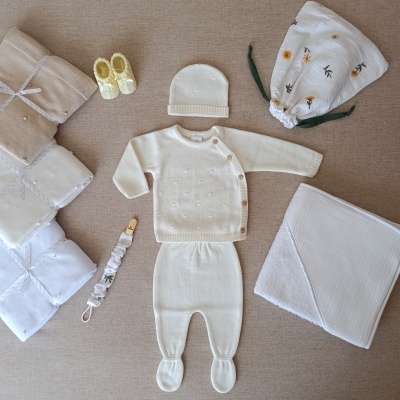 conjunto de roupa de bebé creme com mantas, sapatinhos e saco com padrão floral