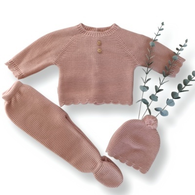 Conjunto de roupa para bebé rosa em tricô com camisola, calças e gorro