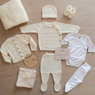 Conjunto de roupa para bebé creme e branco com vários itens e cartões informativos