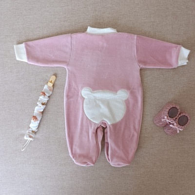 Macacão rosa de bebé com bolso de ursinho branco, porta-chupetas e sapatinhos rosas