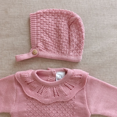 Conjunto de roupa de bebé rosa tricotada com touca e camisola com gola decorativa