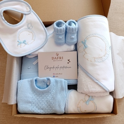 Conjunto para bebé azul e branco com babete, sapatinhos, mantinha, camisola, toalha e cartão