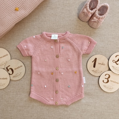 Body de malha rosa para bebé com botões, sapatinhos rosa e placas de madeira com meses
