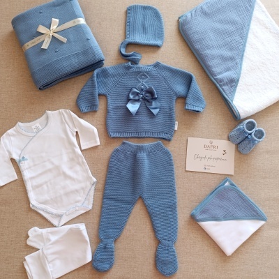 Roupas e acessórios de bebé em azul e branco com texto DAFRI BABY CLOTHING Obrigada pela preferência