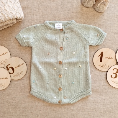 Body de malha verde-água para bebé com botões de madeira