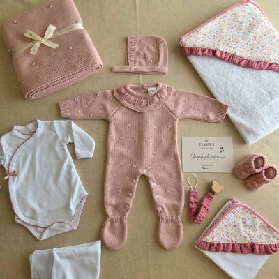 Conjunto de roupas e acessórios para bebé em rosa e branco com etiqueta DAFRI