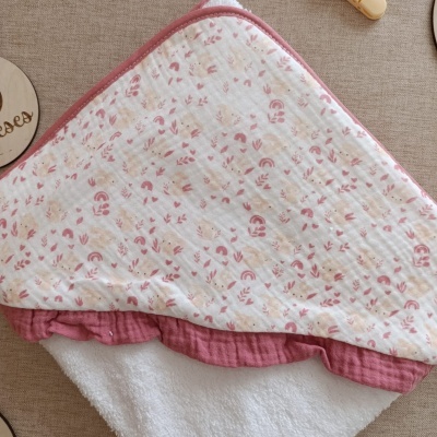 Toalha de bebé com padrão de coelhinhos cor-de-rosa e bordo rosa