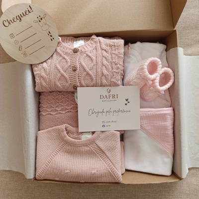 Conjunto de roupa de bebé rosa com cartão DAFFI e adereço de madeira Cheguei
