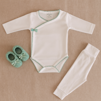 Conjunto de roupa para bebé branco e verde com sapatinhos de lã verdes