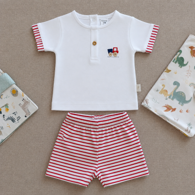 Conjunto infantil com camisola branca e calções às riscas vermelhas e brancas