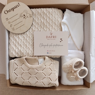 Caixa de presente de roupa para bebé em tons bege e branco com cartão e placa decorativa