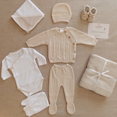 Conjunto roupa bebé bege e branco com casaco trançado, body, gorro, sapatinhos, manta e cartão da marca DAFRI
