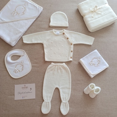 Conjunto roupa bebê malha branca botões madeira gorro babete manta toalha banho bordado pássaro branco básico