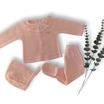 Conjunto de roupa de bebé rosa com camisola, calças e touca sobre fundo branco