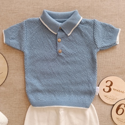 Conjunto de roupa de bebê azul com camisola de malha e calças brancas