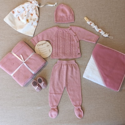 Conjunto de roupa de bebé rosa em malha com casaco, calças, gorro, sapatinhos e manta