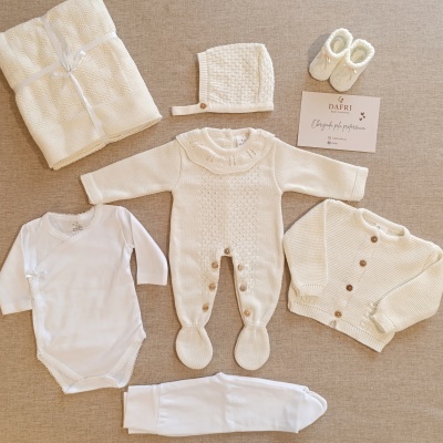Conjunto de roupa de bebé creme e branco com manta, casaco, babygrow, body, calças, touca, sapatos e cartão da marca Dafri