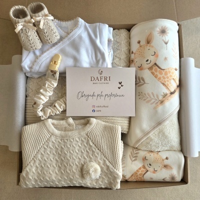 Conjunto de roupa de bebé em cores neutras com cartão da marca DAFRI BABY CLOTHING