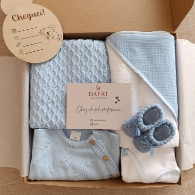 Conjunto de roupa e acessórios de bebé em caixa de cartão com cartão da marca DAFRI
