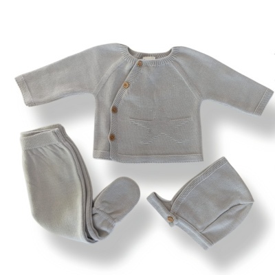 Conjunto de roupa de bebé cinza claro em malha com casaco, calças com pé e gorro