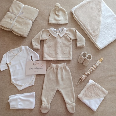 Conjunto de roupa de bebé em tons bege e branco com manta e toalha com capuz