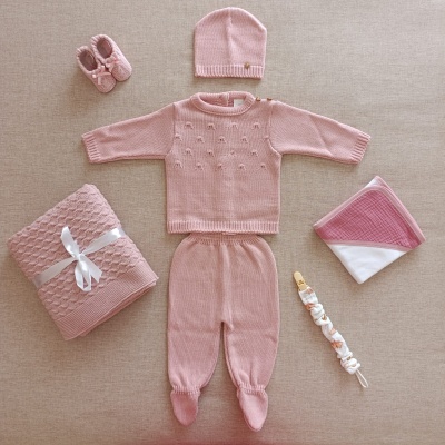 Conjunto de roupa de bebé rosa com acessórios em tricô