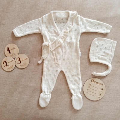 Macacão branco de bebé em malha com touca e placas de madeira para meses e chegada