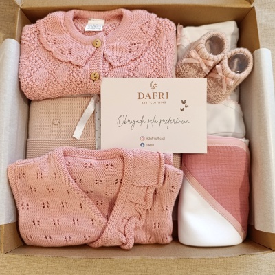 Caixa com roupa e acessórios de bebé cor de rosa e branco