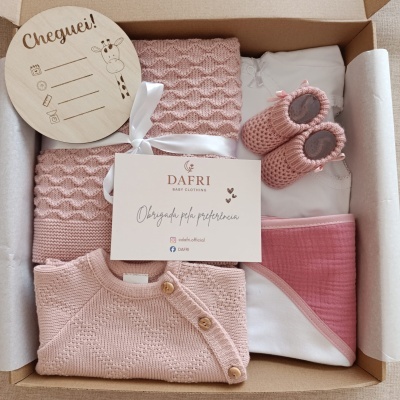 Conjunto de roupa de bebé rosa com cartão de agradecimento e placa 'Cheguei!'