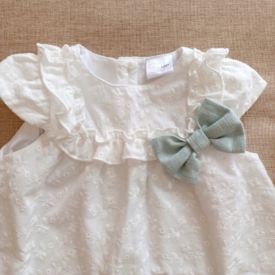 Vestido branco bordado para bebé com laço verde pastel e etiqueta F II BABY 3M