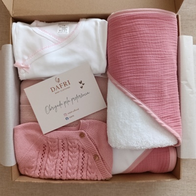 Caixa com roupa de bebé branca e rosa e cartão de agradecimento