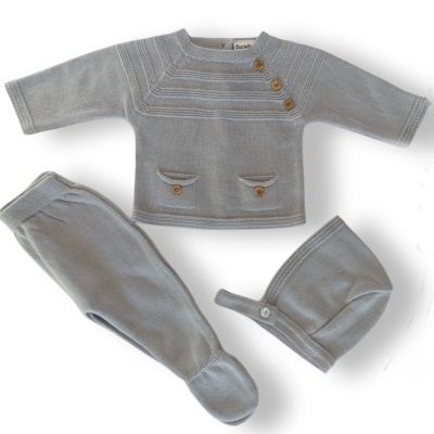 Conjunto de bebé cinzento de malha com camisola, calças e gorro