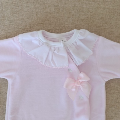 Body rosa claro para bebé com gola branca franzida e laço cor-de-rosa