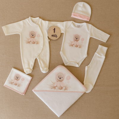 Conjunto de roupa de bebé creme com padrão de urso rosa e acessórios
