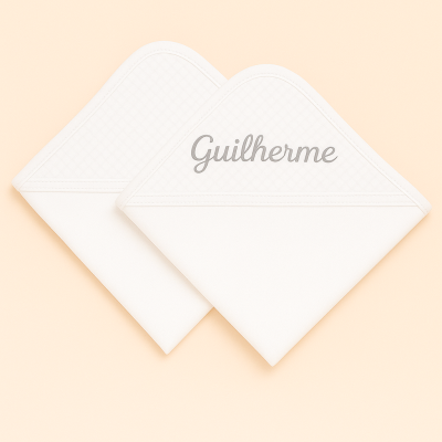 Dois panos de cozinha brancos com nome bordado