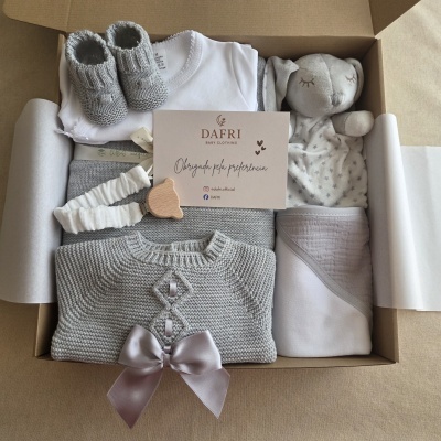 Conjunto de roupa para bebé cinza e branco numa caixa com peluche e cartão da marca