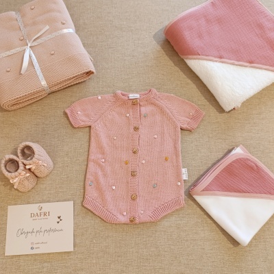 Conjunto de roupa de bebé em rosa com body de malha e botões, manta, babadores, sapatinhos e cartão DAFRI